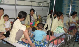 Trẻ nhỏ là đối tượng dễ mắc các bệnh viêm não, đặc biệt trong mùa hè. Ảnh: T.Hà