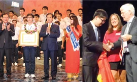 Thủ tướng Nguyễn Tấn Dũng và Bộ trưởng Giáo dục Phạm Vũ Luận trao bằng khen và vòng nguyệt quế cho Phi Long (ảnh trái); Ông Hans Jordens - Chủ tịch IPhO (Olympic Vật lý Quốc tế) trao HCV cho Phi Long (ảnh phải)