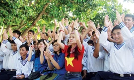 Nguyễn Lê Na (áo đỏ) ở đảo Nam Yết. Ảnh: Trường Phong