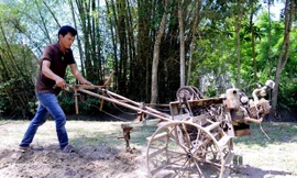 Anh Lương Quang Vũ với chiếc máy cày làm từ sắt vụn