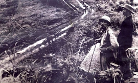 Bác Hồ ở Cao Bằng năm 1950, bên cạnh là đồng chí cận vệ Chu Phương Vương (dân tộc Tày, Cao Bằng) được Bác đặt tên là Định. Ảnh: Tư liệu