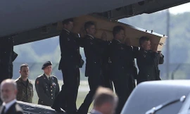 Hai chiếc máy bay quân sự chở khoảng 40 thi thể nạn nhân đầu tiên về tới sân bay Eindhoven, Hà Lan chiều 23/7.