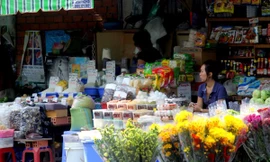 Qua rằm tháng Chạp, hàng hóa đã được tập kết đầy đủ nhưng khách mua vẫn thưa thớt.