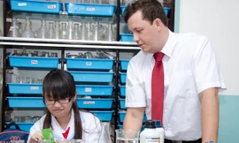 Học sinh học trong phòng thí nghiệm 