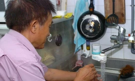 Nhiều hộ dân dùng nước máy, nhưng phải thường xuyên thông vòi vì cặn bám. Ảnh: Như Ý