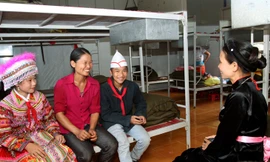 Niềm vui về nhà bán trú mới trong câu chuyện của chị Lý Thị Trài (thứ hai từ trái sang) với giáo viên chủ nhiệm của hai con. ảnh: Xuân Tùng