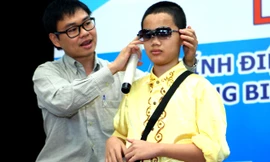 TS Nguyễn Bá Hải hướng dẫn cách sử dụng kính điện tử giúp tránh vật cản cho học sinh khiếm thị 