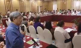 Giám đốc một DN Việt kiều trình bày những thắc mắc tại buổi đối thoại với cơ quan thuế và Hải quan TPHCM, ngày 21/8. Ảnh: Đại Dương