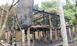 Hiện trạng còn lại của nhà Lang trong khuôn viên Bảo tàng không gian văn hóa Mường (ảnh chụp trưa ngày 24/3)