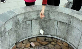 Tiền lẻ vẫn là vấn đề nhức nhối trong công tác quản lí lễ hội. Ảnh: H. Tuấn