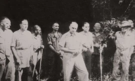 Tướng De Castries và bộ tham mưu tập đoàn cứ điểm Điện Biên Phủ ra hàng. Ảnh: t.l