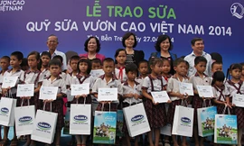 Đại diện Quỹ sữa Vươn cao Việt Nam trao tặng sữa trực tiếp cho trẻ em nghèo huyện Ba Tri, Bến Tre