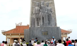  Ngư dân Lý Sơn thắp nhang dưới chân tượng đài hùng binh Hoàng Sa kiêm quản Bắc Hải bày tỏ tinh thần kiên quyết bám biển Hoàng Sa đến cùng. ảnh: Nam Cường