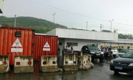 Các thùng phuy và thiết bị trong hai container chứa máy biến thế và 7.000 lít dầu biến thế sẽ được chằng chống chặt vào hôm nay 26/8. Ảnh: Đỗ Hoàng