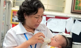 Cứu sống trẻ sơ sinh bị mù do bệnh lậu