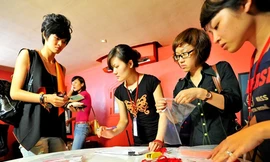 Thí sinh Next Top Model bị 'tịch thu' các thiết bị điện tử