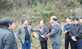 Bộ trưởng Đinh La Thăng tại một cung đường Cao Bằng Ảnh: XB