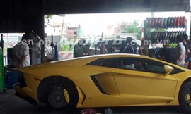 Thay lốp Lamborghini Aventador trên vỉa hè Sài Gòn
