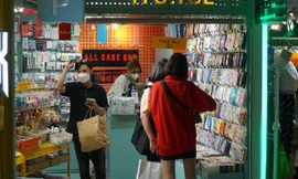 Ngày hội Black Friday ở TP.HCM: Không quá đông, teen mê mẩn vì nhiều mặt hàng giảm giá sâu