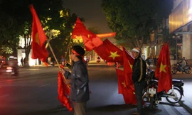 Tưng bừng dịch vụ ăn theo chiến thắng tuyển Việt Nam