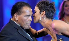 Halle Berry “knock-out” huyền thoại Muhammad Ali