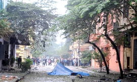 Hiện trường vụ hai thanh niên đi xe máy bị nổ tan xác