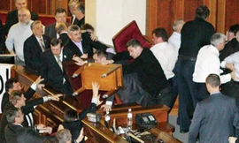 Nghị sỹ choảng nhau, năm người nhập viện