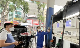 Tăng giá xăng dầu, người dân chịu ảnh hưởng trực tiếp
