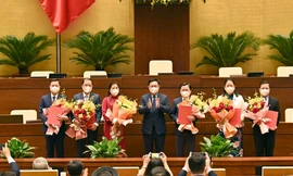 Chủ tịch Quốc hội Vương Đình Huệ trao nghị quyết cho Nhóm đại biểu Quốc hội trẻ. Ảnh Như Ý