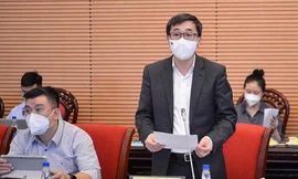 Thứ trưởng Bộ Y tế Trần Văn Thuấn báo cáo tại phiên họp