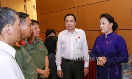 Chủ tịch Quốc hội trao đổi với các đại biểu bên hành lang Quốc hội. Ảnh QH