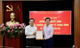 Trưởng Ban Kinh tế Trung ương Trần Lưu Quang trao quyết định bổ nhiệm tân Vụ trưởng