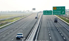 Các đại biểu Quốc hội biểu quyết thông qua dự thảo Nghị quyết. Ảnh Nhật Minh