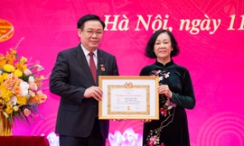 Trao Huy hiệu 40 năm tuổi Đảng tặng Chủ tịch Quốc hội Vương Đình Huệ 