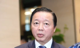 Bộ trưởng Bộ TN&MT Trần Hồng Hà trao đổi với báo chí bên hành lang Quốc hội ngày 24/10. Ảnh Như Ý