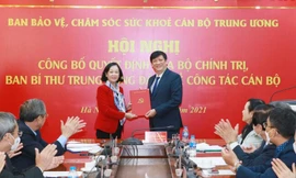 Trưởng Ban Tổ chức Trung ương Trương Thị Mai trao Quyết định cho ông Nguyễn Thanh Long, Bộ trưởng Bộ Y tế kiêm giữ chức Trưởng Ban Bảo vệ, chăm sóc sức khoẻ cán bộ Trung ương.