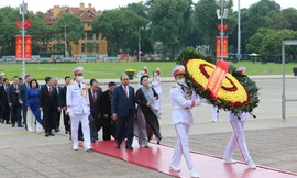 Lãnh đạo Đảng, Nhà nước và các đại biểu Quốc hội vào Lăng viếng Chủ tịch Hồ Chí Minh