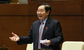 Bộ trưởng Nội vụ Lê Vĩnh Tân nhận được nhiều câu hỏi chất vấn về văn bằng, chứng chỉ tại diễn đàn Quốc hội.