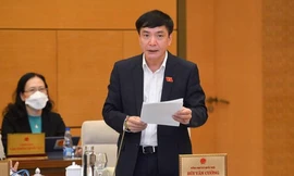 Tổng Thư ký Quốc hội Bùi Văn Cường báo cáo tại phiên họp. Ảnh QH