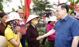 Chủ tịch Quốc hội, Chủ tịch Hội đồng Bầu cử Quốc gia Vương Đình Huệ nói chuyện với cử tri huyện Tiên Lãng, TP Hải Phòng. Ảnh Báo ĐBND