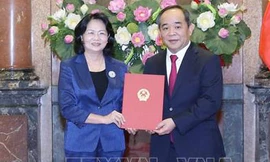 Phó Chủ tịch nước Đặng Thị Ngọc Thịnh trao quyết định điều động, phân công công tác, bổ nhiệm ông Lê Khánh Hải, Thứ trưởng Bộ Văn hóa, Thể thao và Du lịch làm Phó Chủ nhiệm Văn phòng Chủ tịch nước. Ảnh:TTXVN