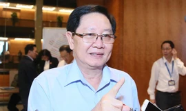 Bộ trưởng Bộ Nội vụ Lê Vĩnh Tân trao đổi với phóng viên bên lề kỳ họp