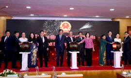 Phó Chủ tịch Quốc hội Uông Chu Lưu và các đại biểu bấm nút khai trương Tòa soạn điện tử Báo Đại biểu Nhân dân