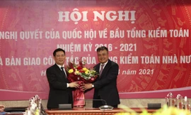 Tân Tổng Kiểm toán Nhà nước Trần Sỹ Thanh tặng hoa tân Bộ trưởng Tài chính Hồ Đức Phớc. Ảnh Như Ý 
