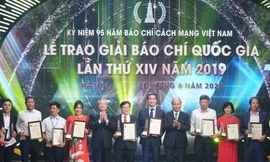 Thủ tướng cùng các đại biểu tham dự Lễ trao giải Báo chí Quốc gia. Ảnh CP
