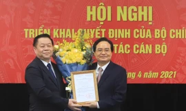 Trưởng Ban Tuyên giáo Trung ương Nguyễn Trọng Nghĩa trao quyết định cho ông Phùng Xuân Nhạ 