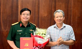 Bí thư Tỉnh ủy, Chủ tịch HĐND tỉnh Thừa Thiên Huế Lê Trường Lưu trao quyết định cho ông Ngô Nam Cường. Ảnh VGP 