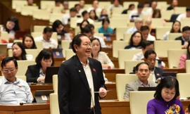 Bộ trưởng Nội vụ Lê Vĩnh Tân tại phiên chất vấn. Ảnh Như Ý