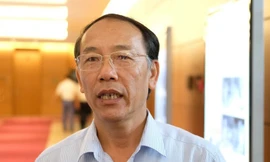 Thiếu tướng Sùng A Hồng, Giám đốc Công an tỉnh Điện Biên trao đổi bên lề kỳ họp sáng 17/6