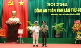 Thứ trưởng Lương Tam Quang trao Quyết định bổ nhiệm Đại tá Bùi Tấn Ân giữ chức Phó Giám đốc Công an tỉnh An Giang. 